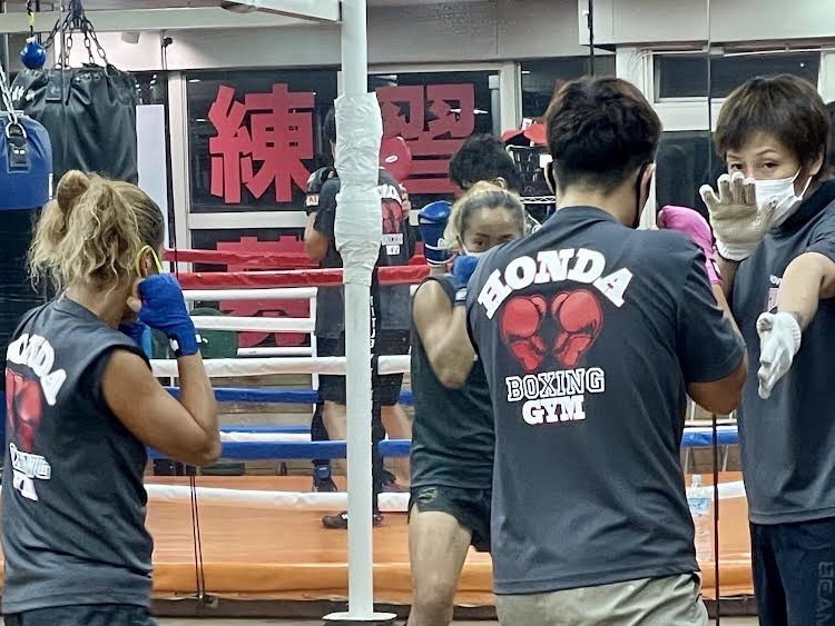 �{���W��