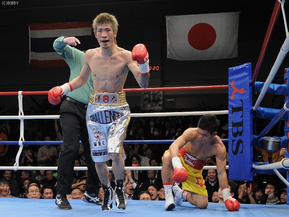 佐藤、快心のダウンを奪う!