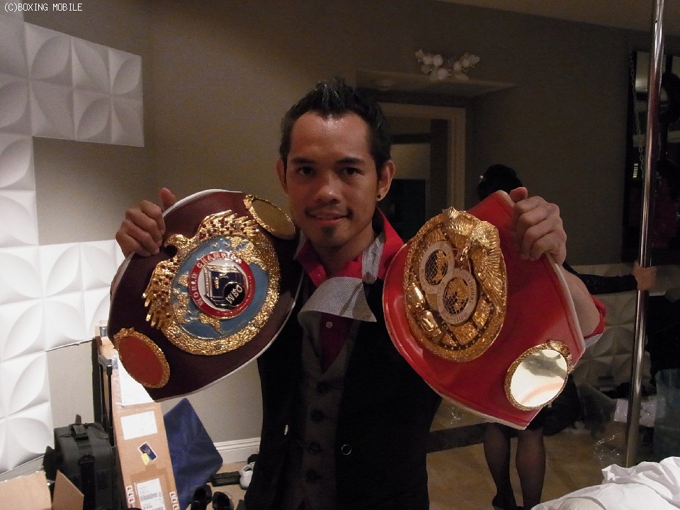 WBO・IBFベルトを掲げるドネア
