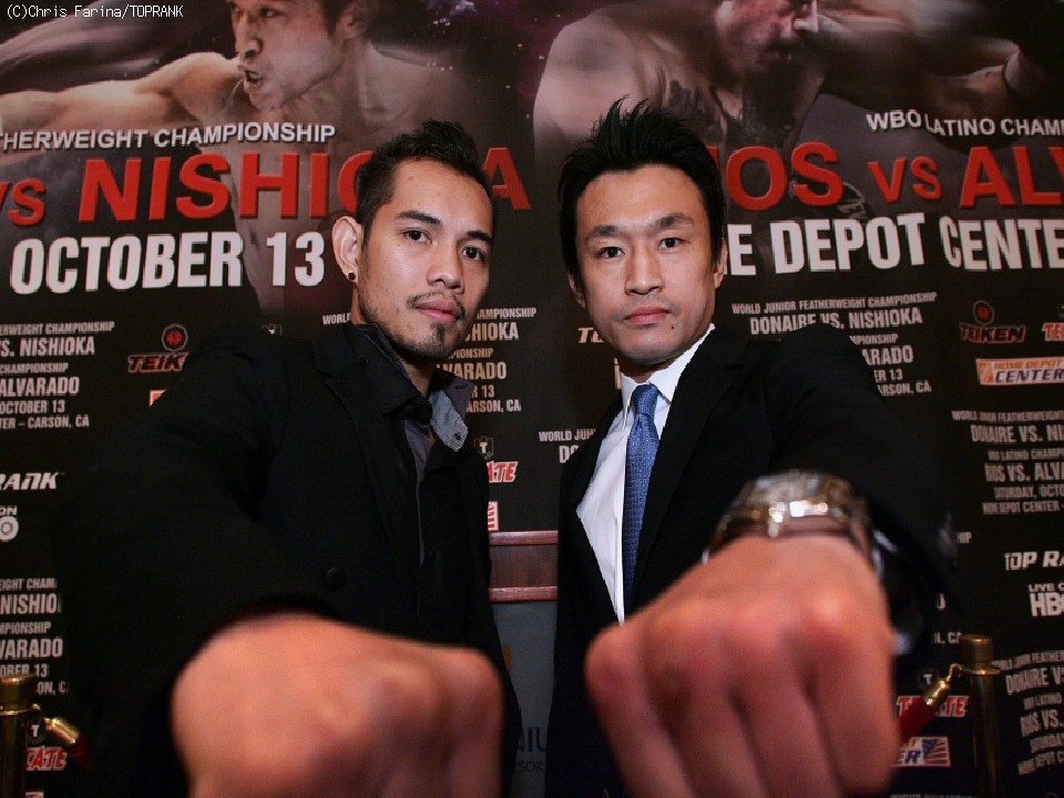 揃って会見に登場