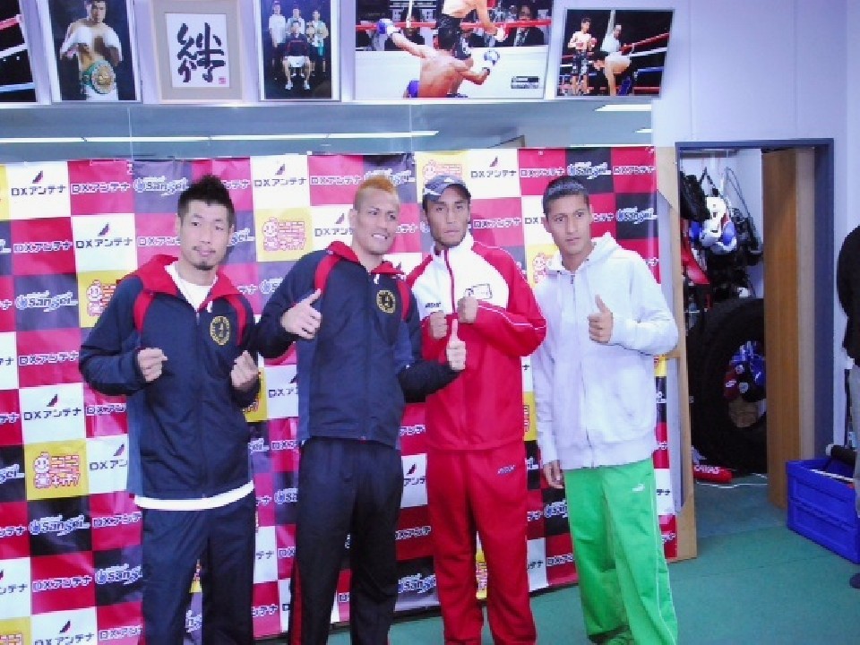 ���E�ւ̈��