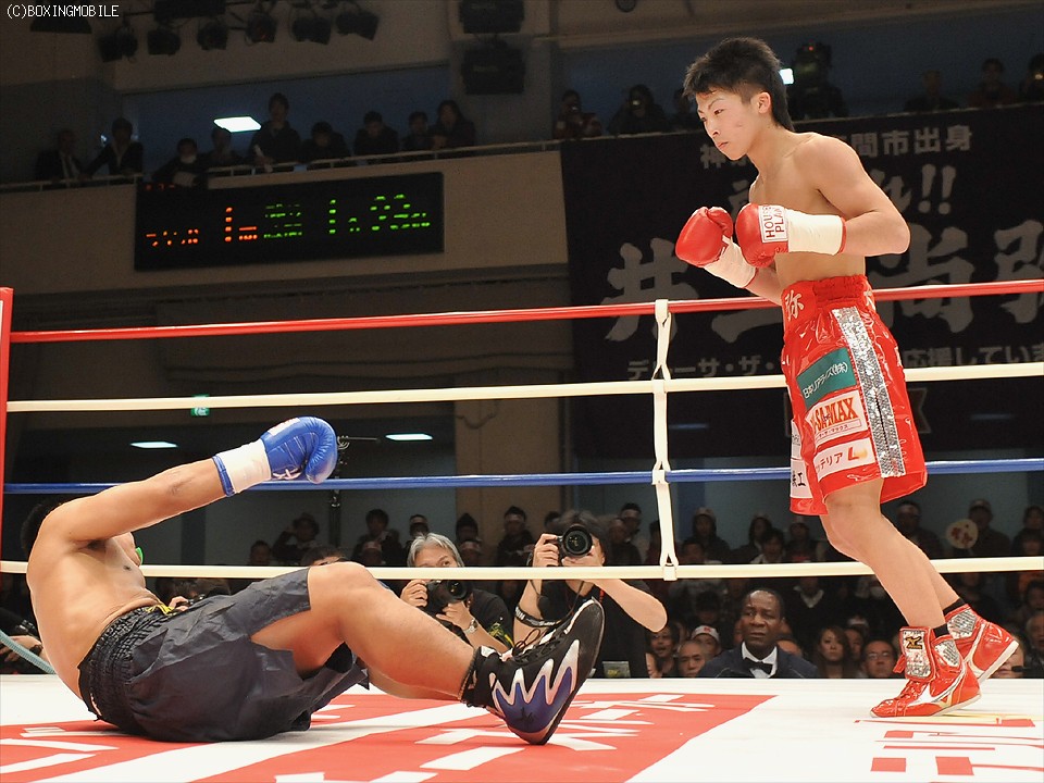 初回にダウンを奪った井上