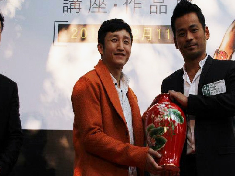 ��N���Ƀ}�J�I��K�ꂽ�]�E