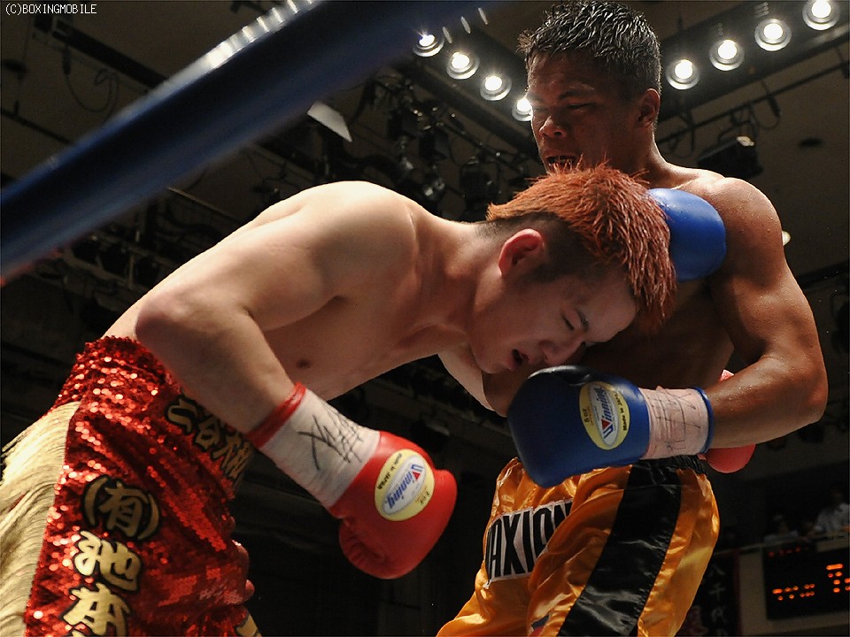 ��{�N�T�[�̃p���`���ē��𑨂���