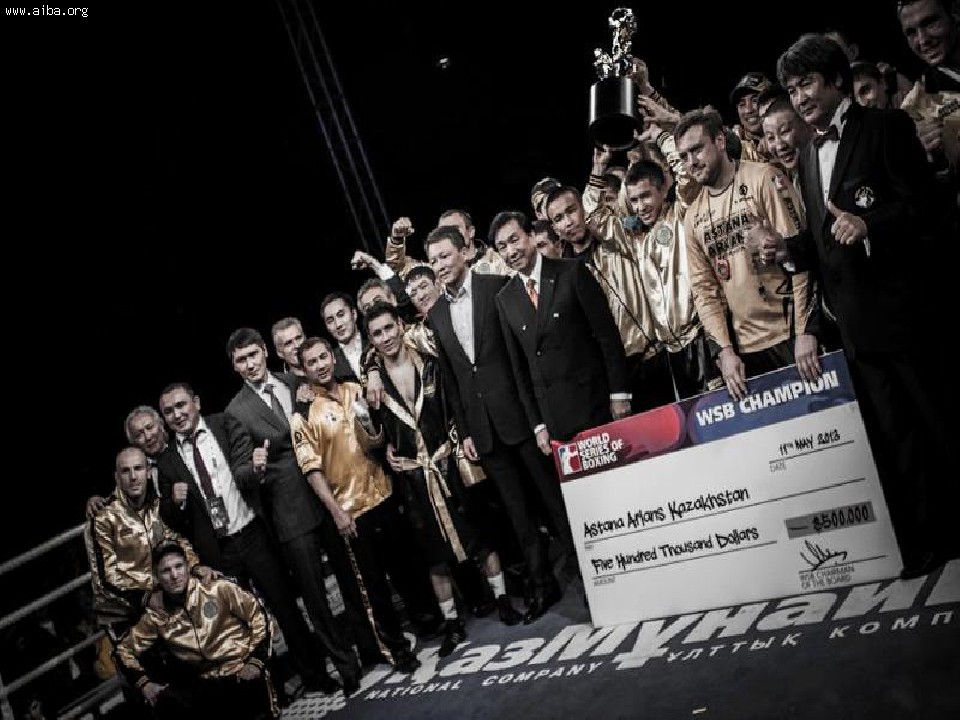 地元のリングで記念撮影をするアーランズ