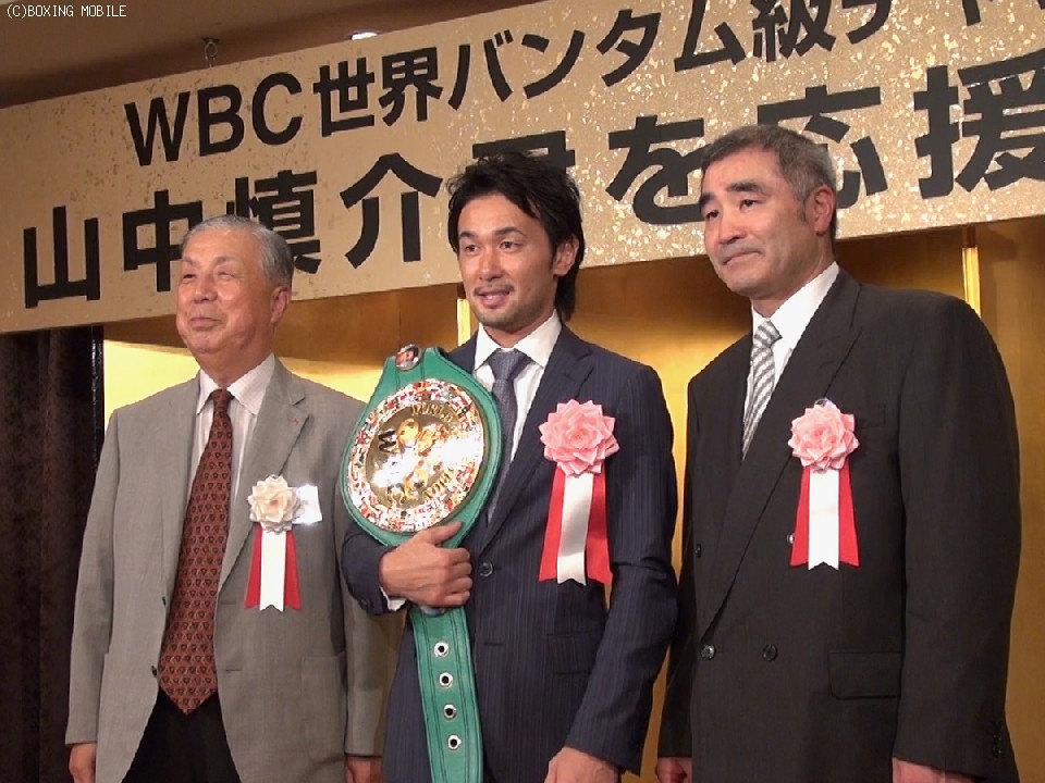 ��Î҂ƕl�c���j���Ɉ͂܂ꂽ�R��