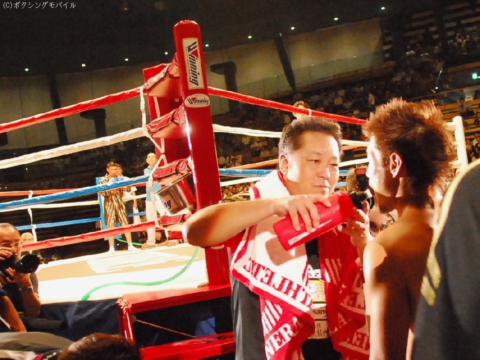 �������J��