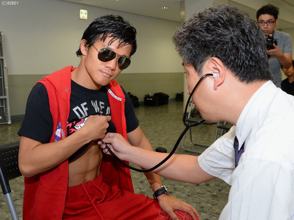 �\�����f