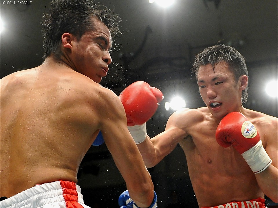 五十嵐の右フックがソトに炸裂