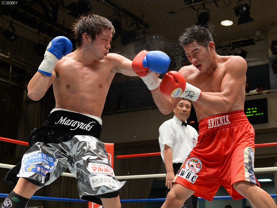 伊藤の左フックがアリエンザを捉える