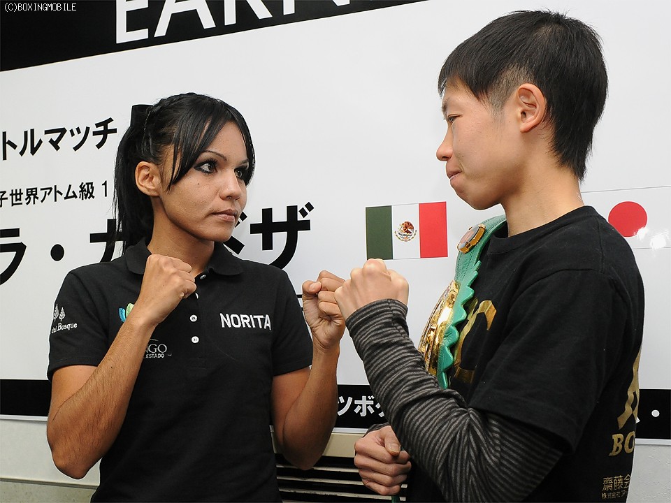 睨みあう挑戦者と王者の小関