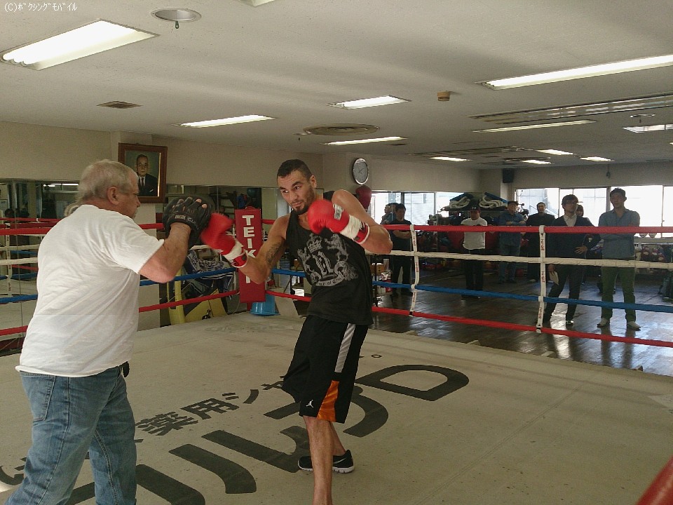 フック系のパンチには要注意