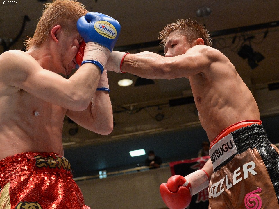 顔面をぶち抜く