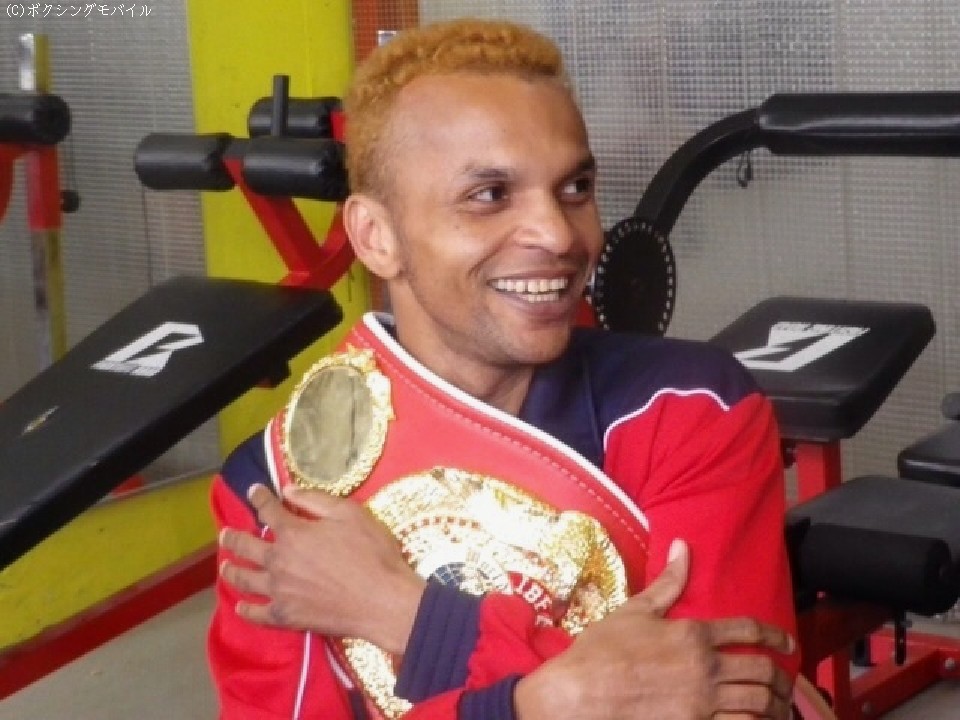 ベルトを抱きかかえる王者