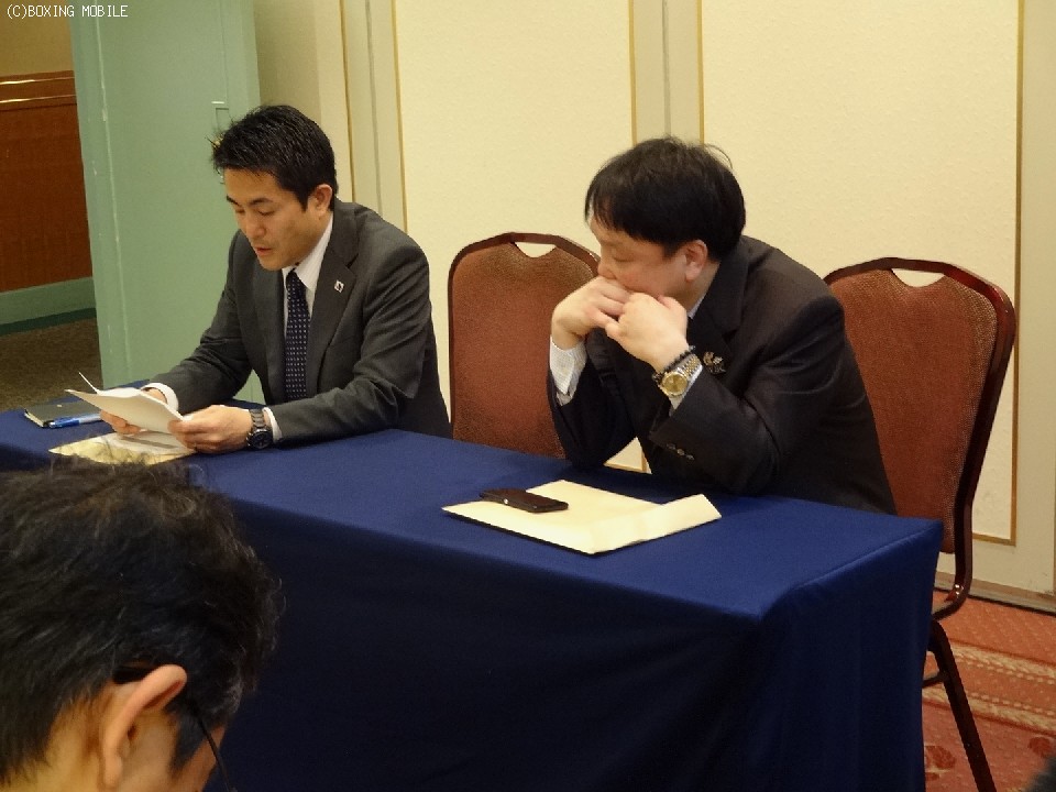 26日、理事会後の会見