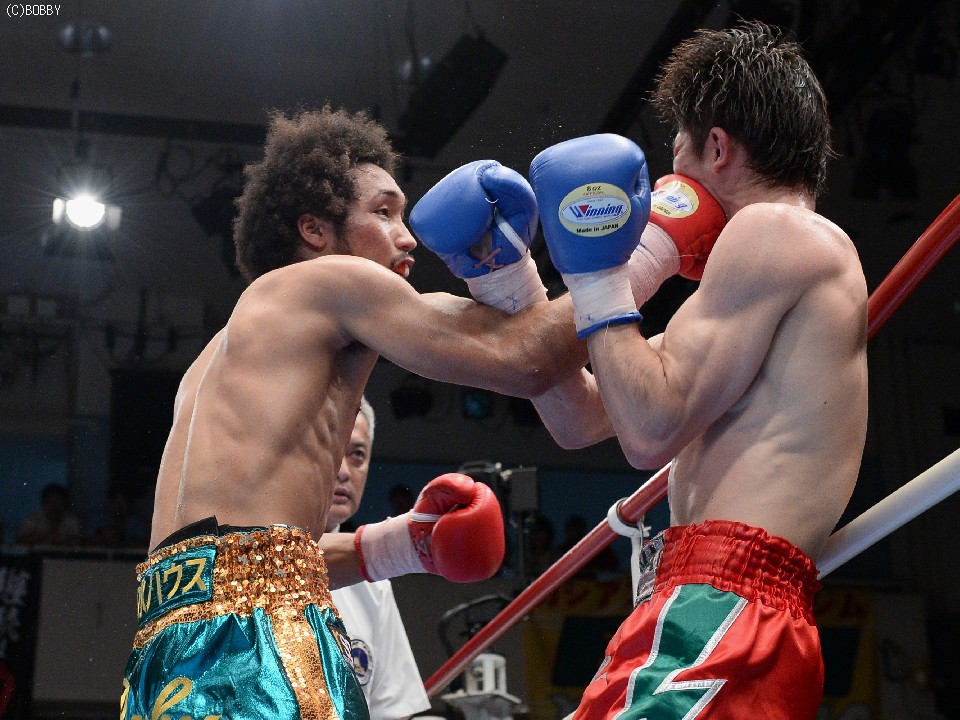 ロープに追い込む内藤