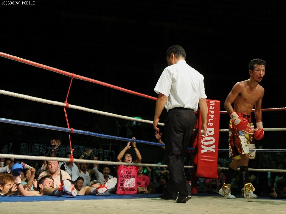 李を場外ダウンさせた和氣