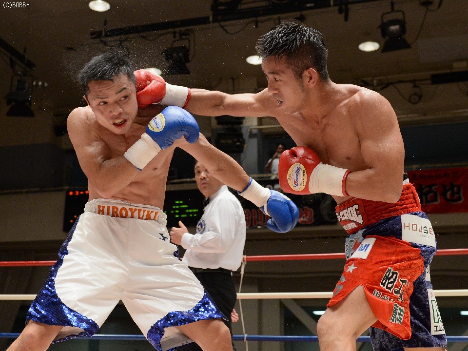 粉川の右が炸裂