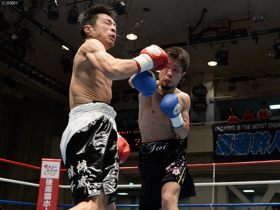 戸井の右が打ち抜く