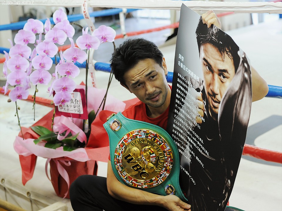 V8戦に向けたスポンサー広告を手に