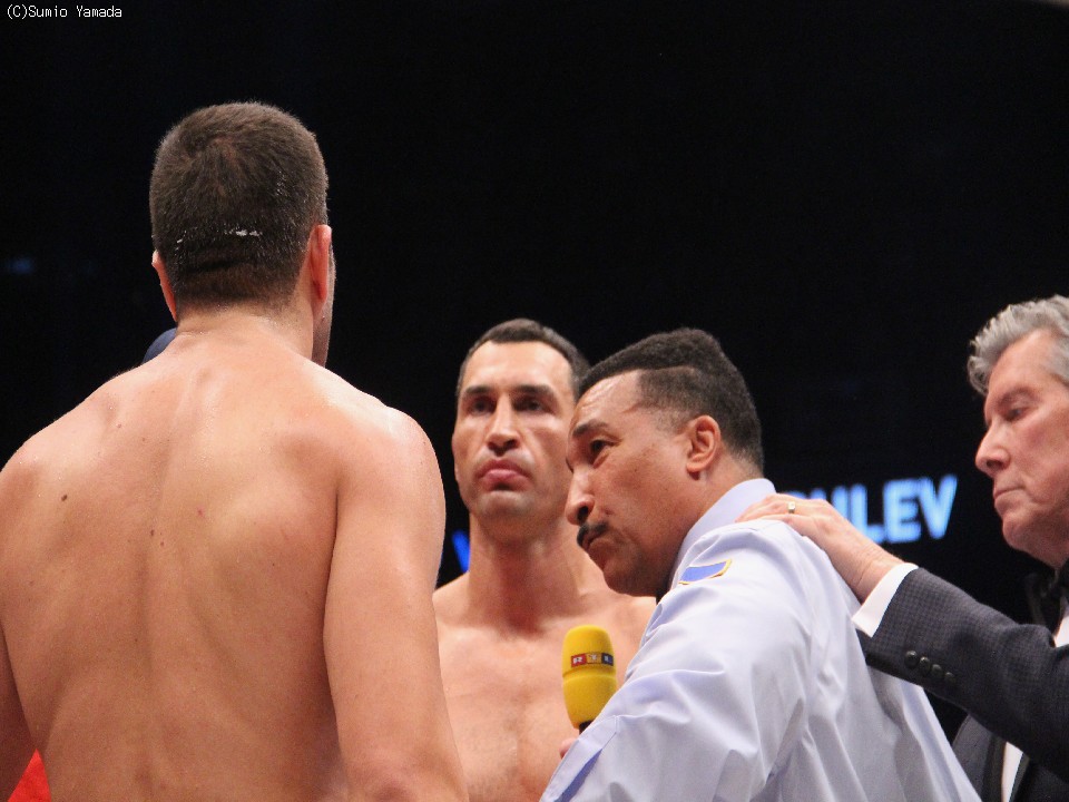 対峙する両選手