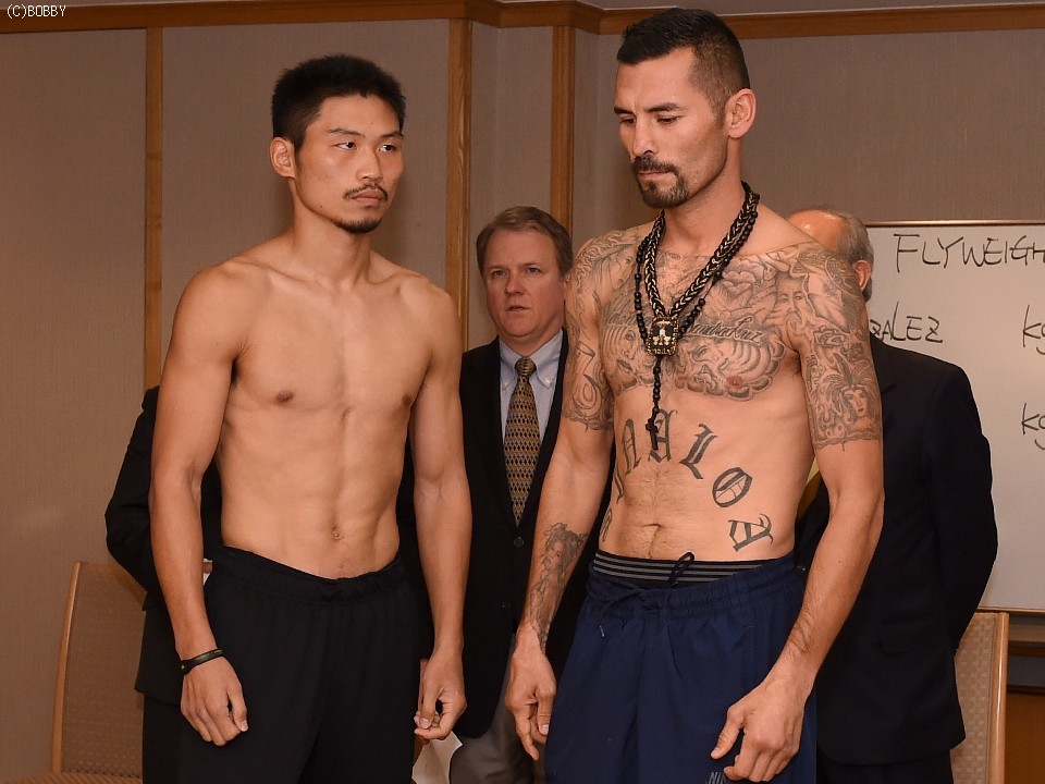 フェイスオフで目線を外すプエルタ