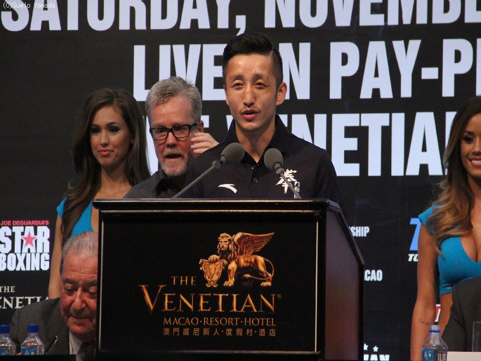 �]�E�̑O���Ń����J�[�Ό�