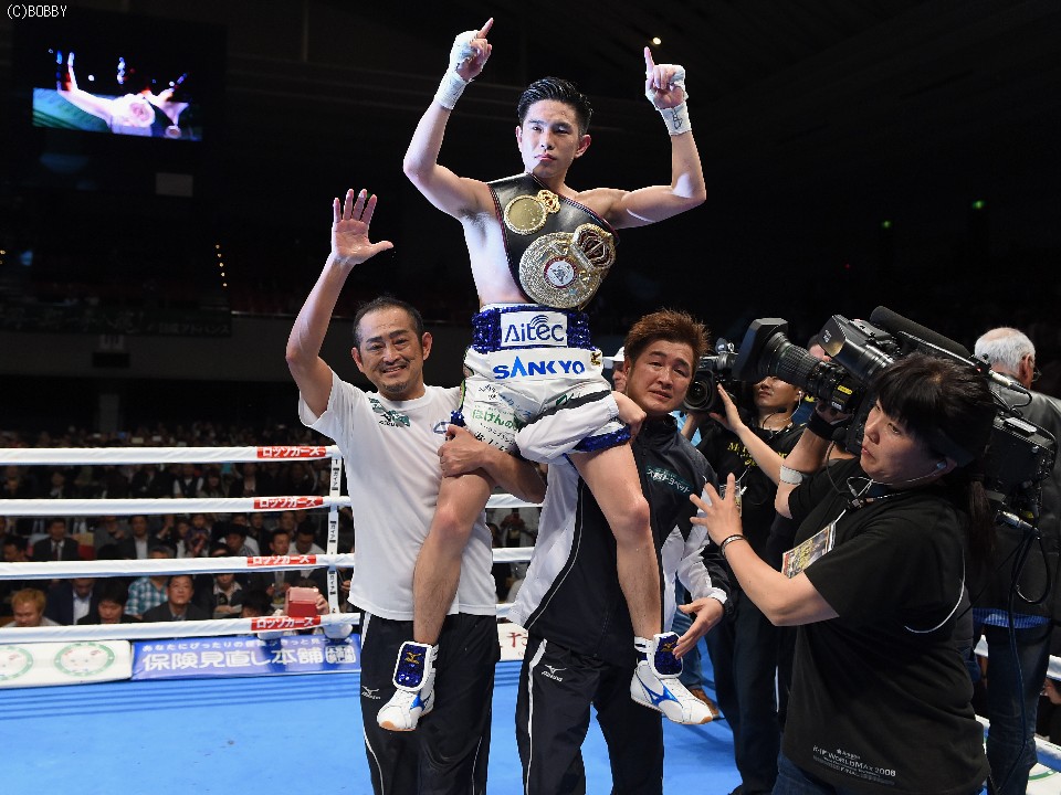 井岡一翔、三階級制覇