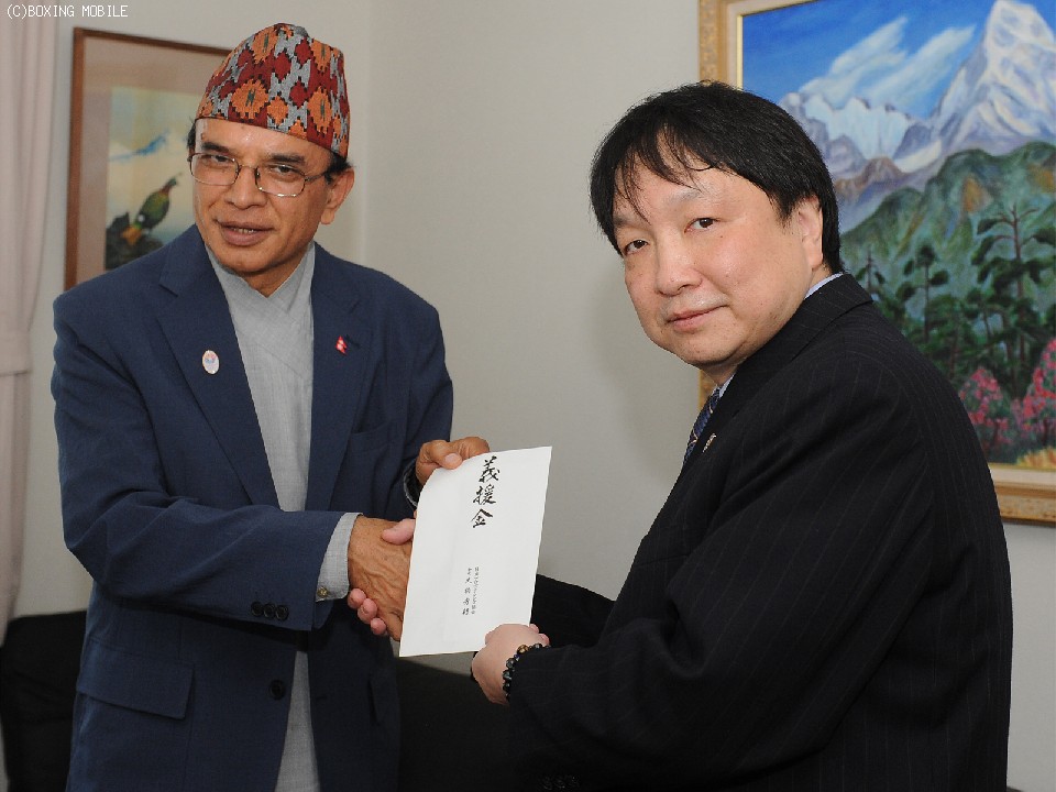 大橋協会長より義援金が渡された