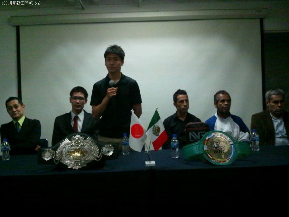 日本大使館での会見