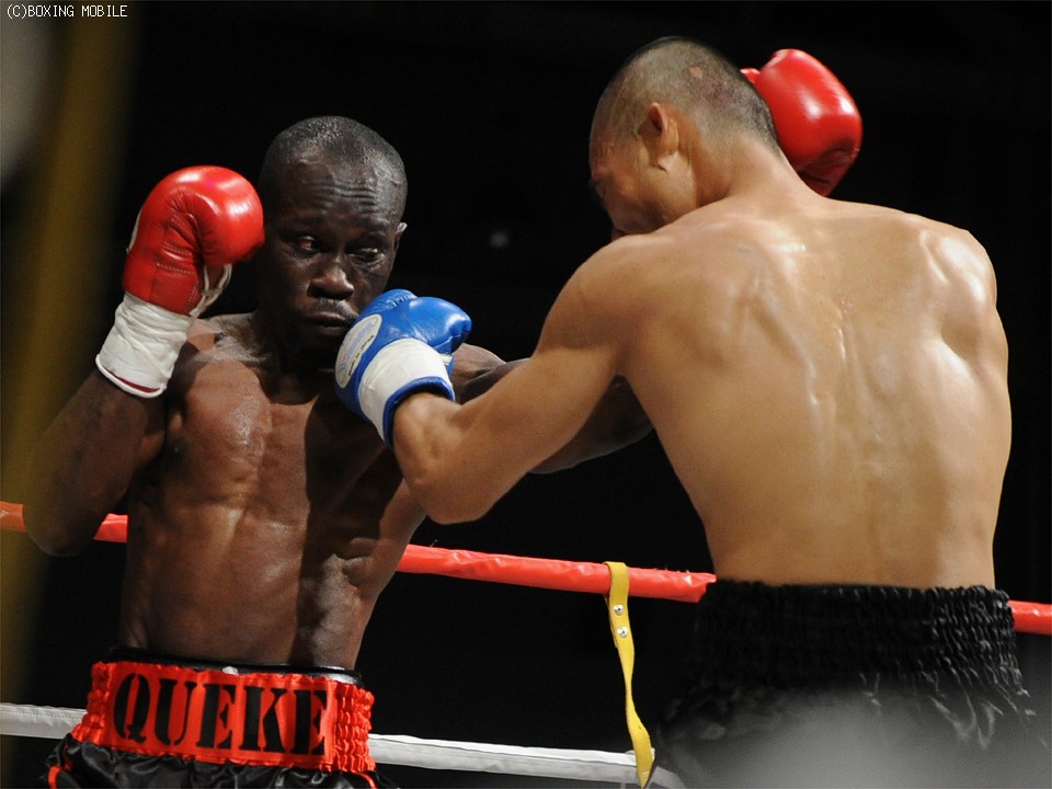 ピーターをコーナーに詰めた青木