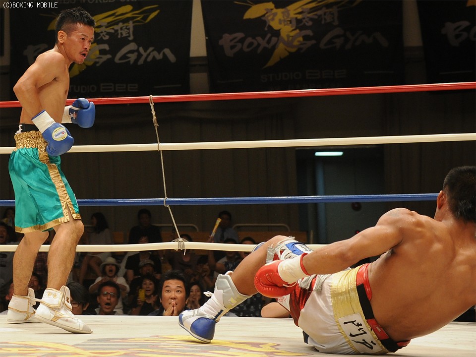 中野が左アッパーで先制!