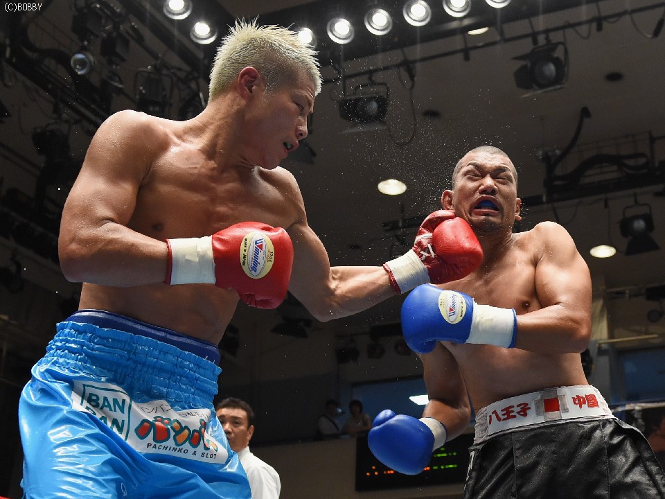 西田の左がめり込む