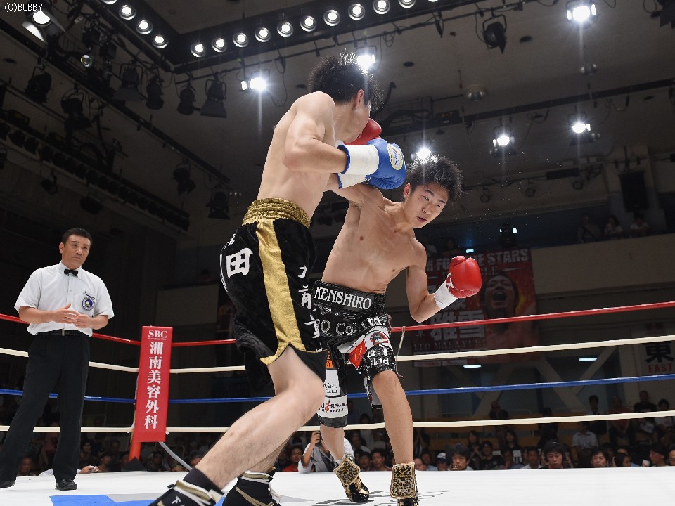 拳四朗の右がのびる