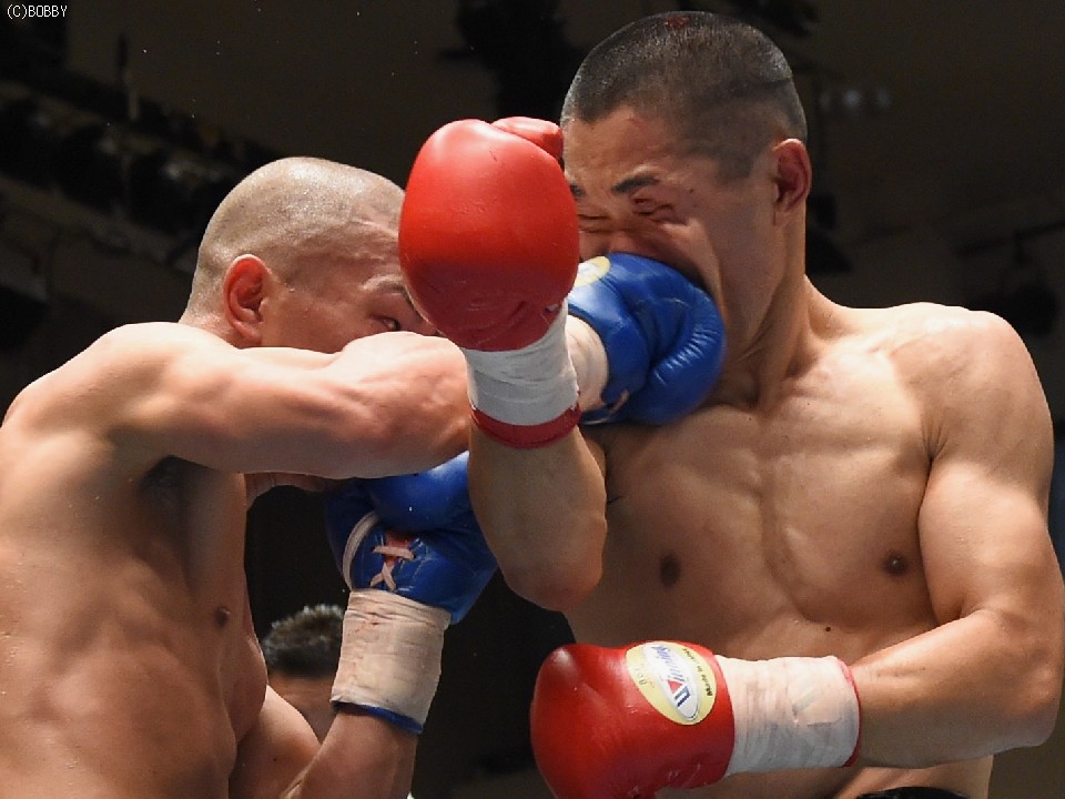 麻生の右がめりこむ