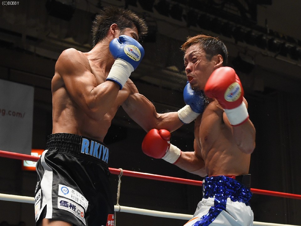 福原の左フックがめりこむ