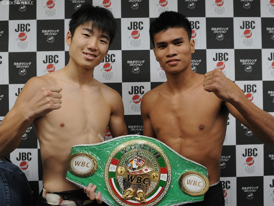 拳とスマルポング、真新しいベルトを前に