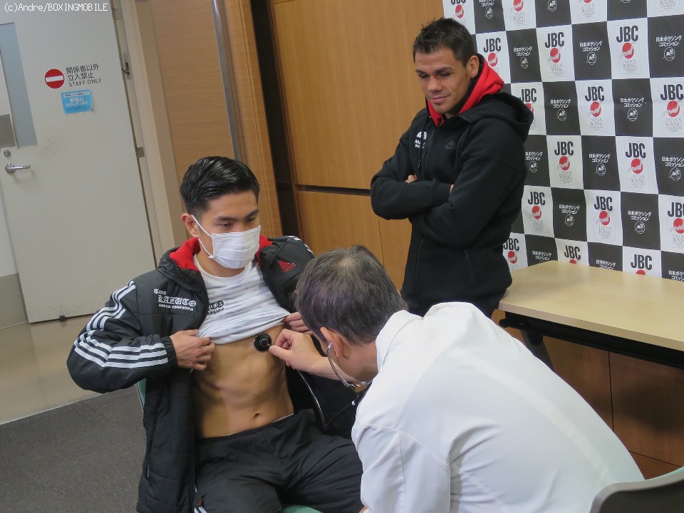 �\�����f