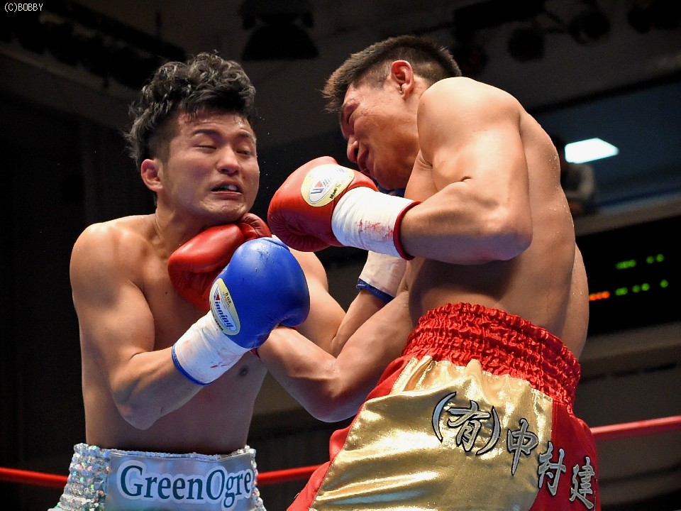 激しい打撃戦となった