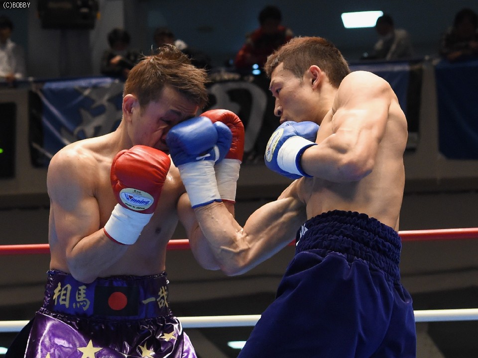 金子のアッパーがめりこむ