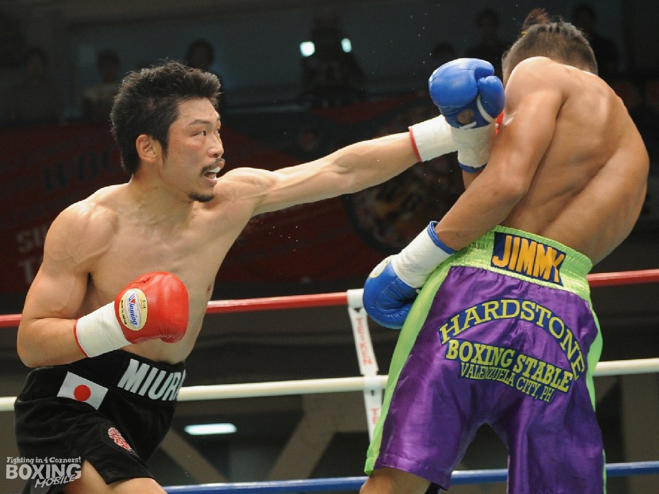 左ストレートがうねりをあげる