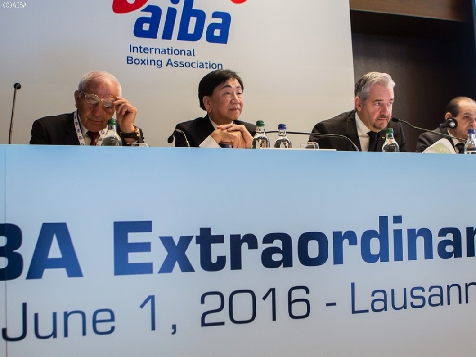 6�E1�Ɍܗփ{�N�V���O�j��������