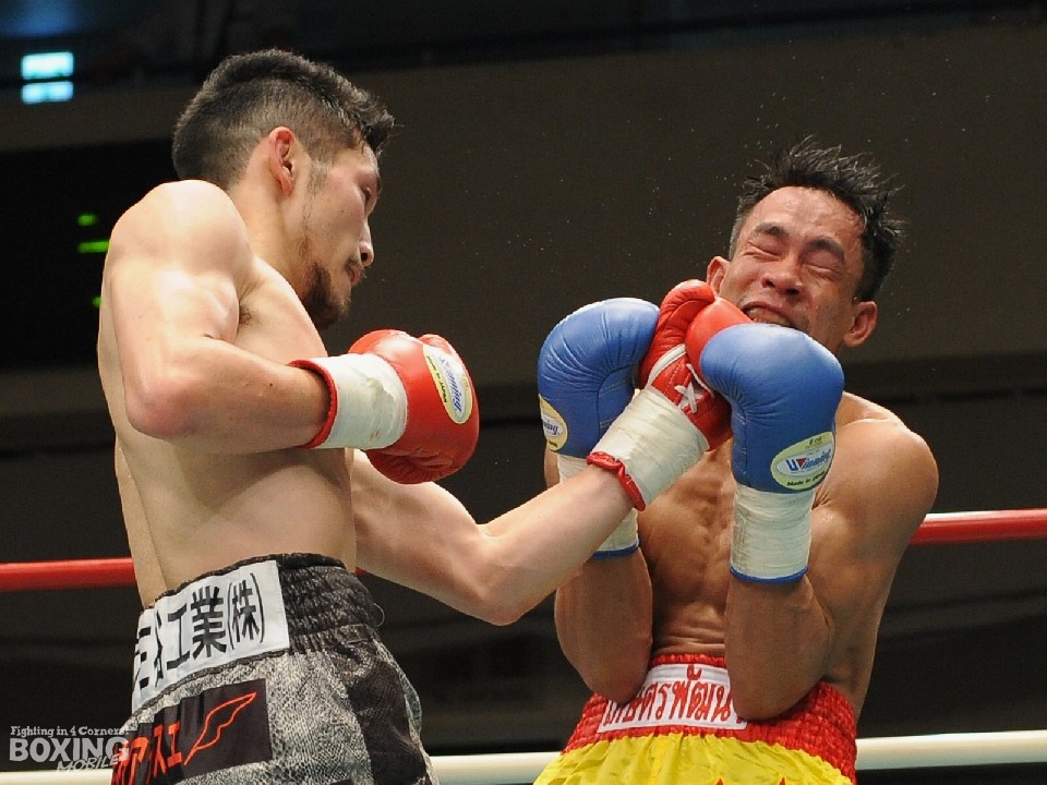 岩佐のアッパーが火を吹いた