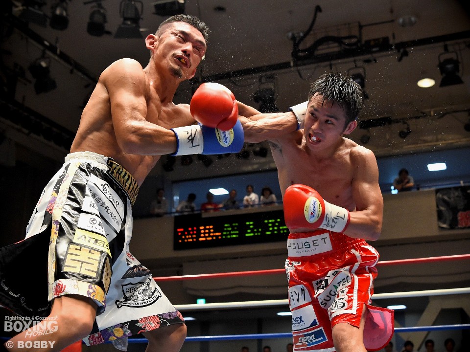 粉川の右ストレートがヒット