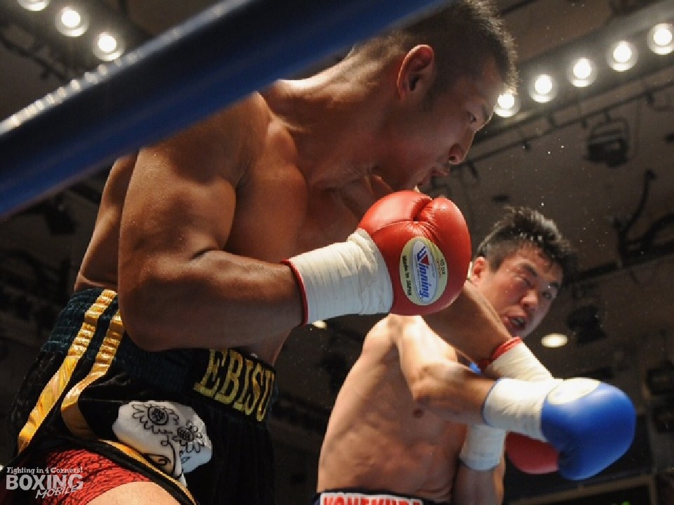 激しく打ち合った