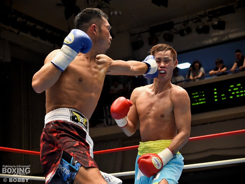 荒木がジャブで弾く