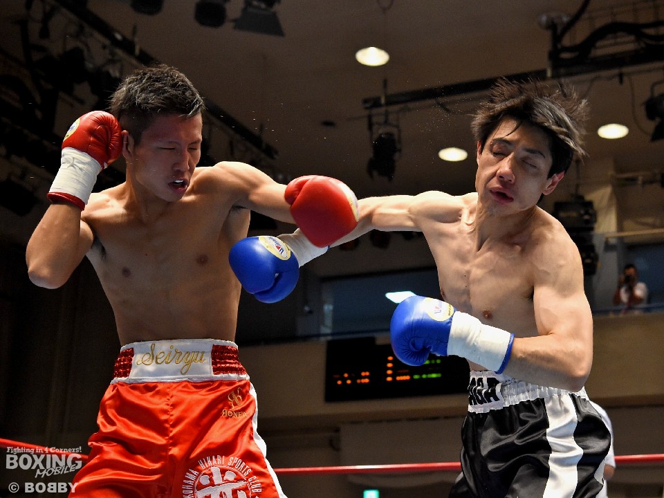 利川はこの左フックで高島からダウンを奪う