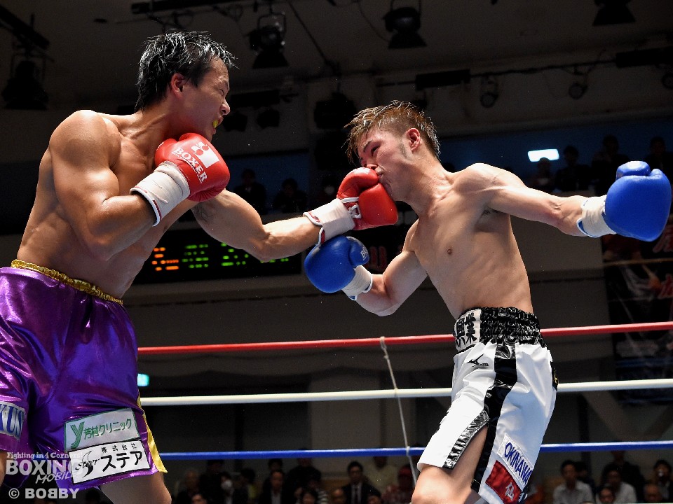 松尾の拳がめりこむ