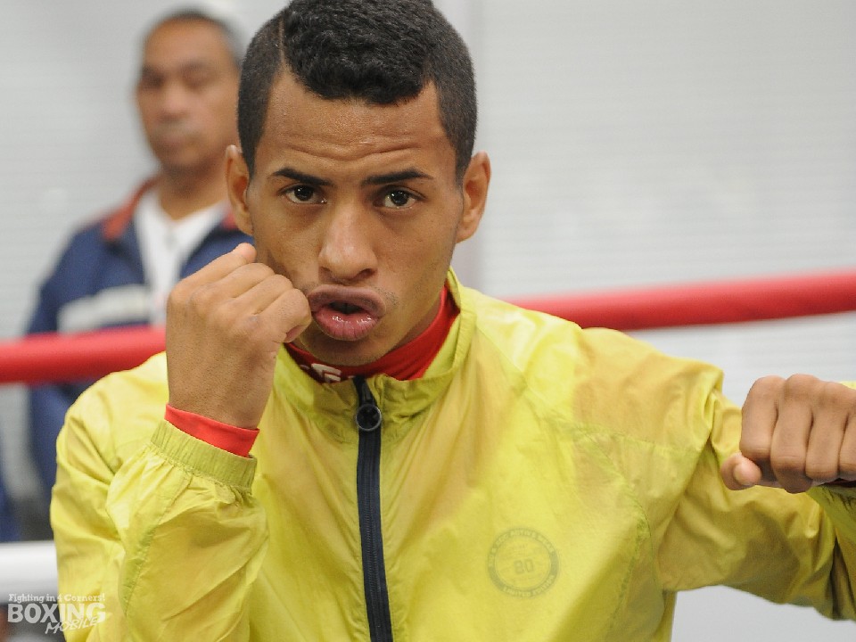 ���Ƀx���g���v���[���g�������J�j�T���X