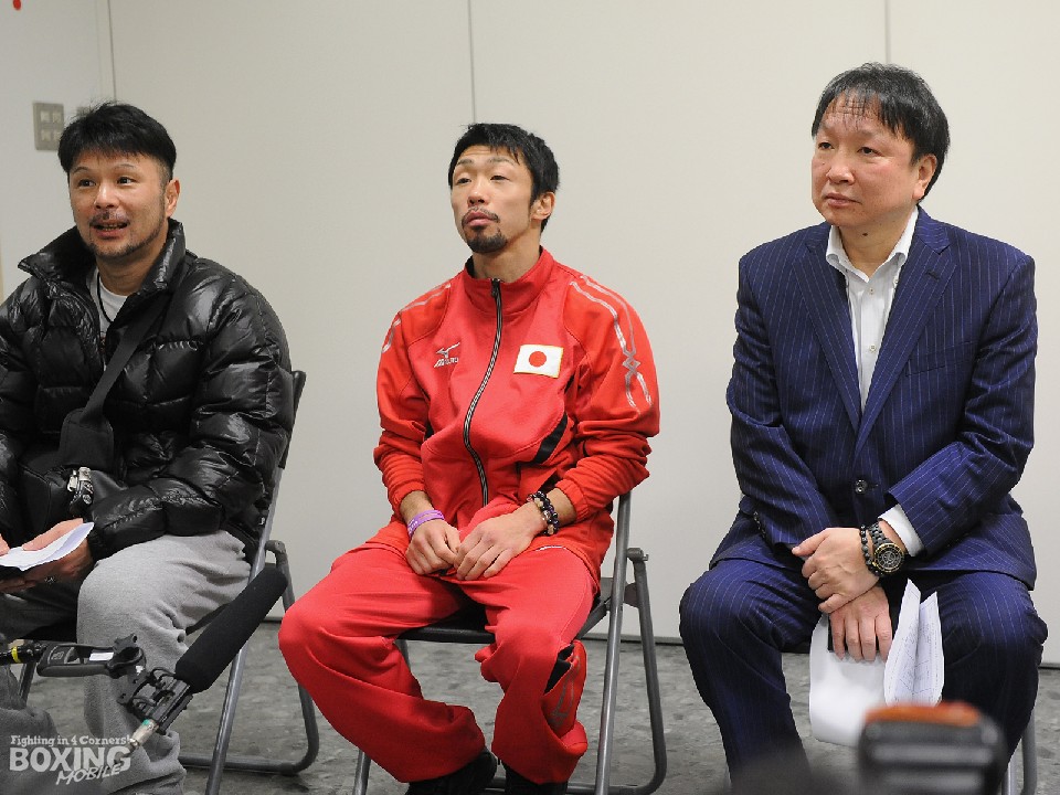 不満顔で会見に応じた八重樫